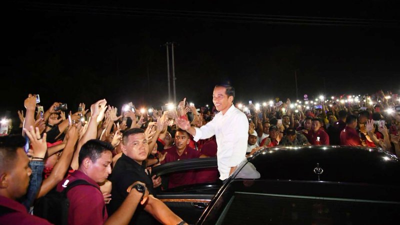 Menurunkan Presiden Jokowi di Tengah Jalan