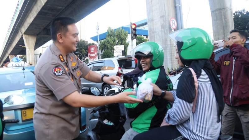 Jurnalis Trunojoyo dan Kadiv Humas Polri Kompak Bagi-bagi Takjil