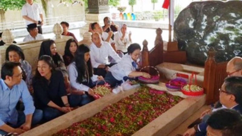 Megawati Nyekar ke Makam Bung Karno