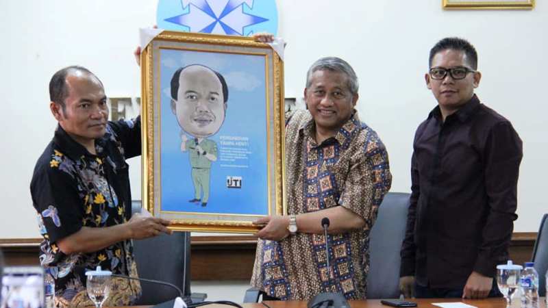 IJTI Berikan Penghargaan Pengabdian tanpa Batas pada Sutopo