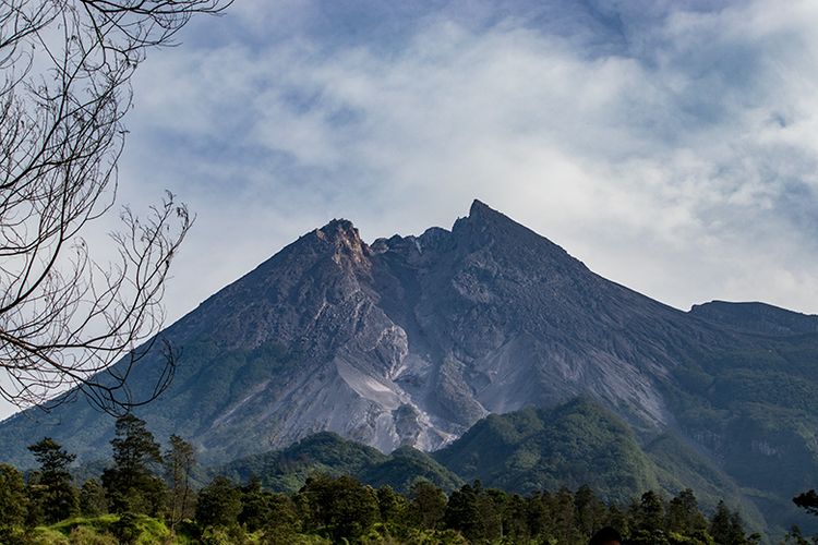 Lagi, Gunung Merapi Muntahkan Awan Panas Setinggi 800 Meter