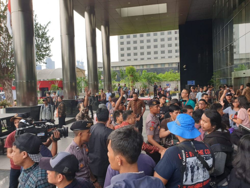 Paksa Copot Kain Hitam, Demo  di KPK Berujung Ricuh