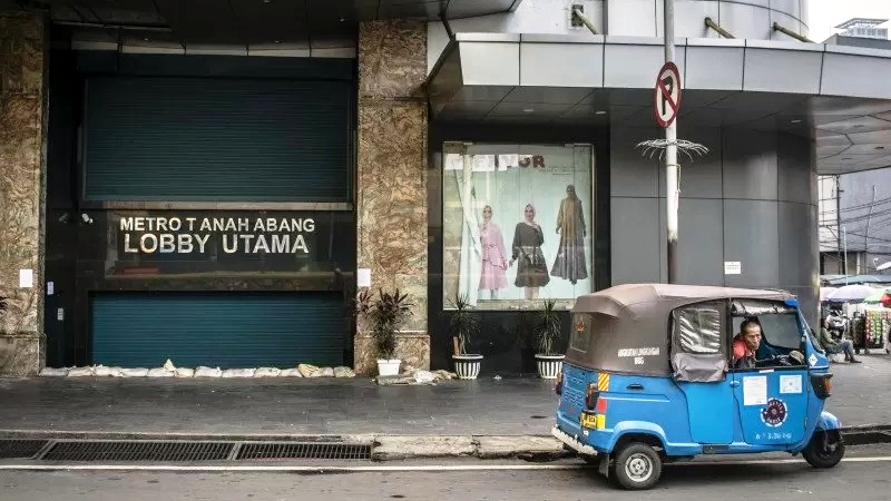Lalu Lintas Sekitar Pasar Tanah Abang Lengang