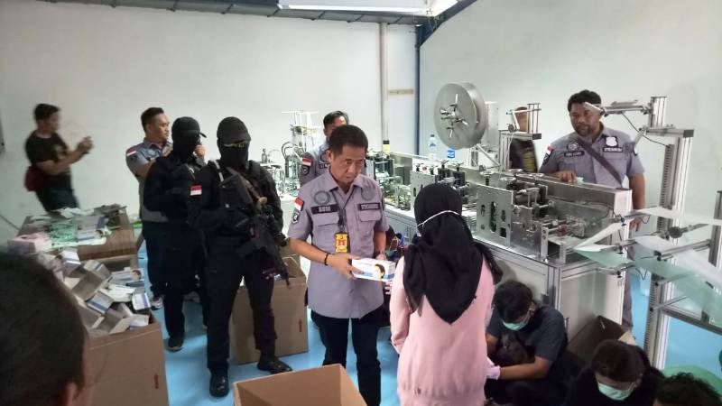 Polisi Bongkar Penimbunan Masker di Semarang dan Jakarta
