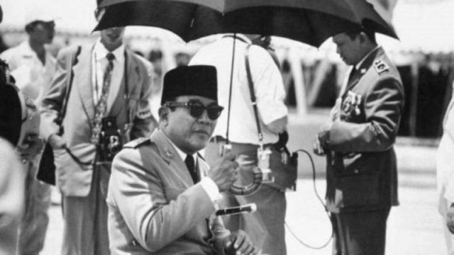 Bung Karno ketika meninjau pembangunan Masjid Istiqlal