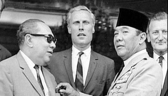 Wartawan Belanda Willem Oltmans ketika bersama Bung Karno/YouTube
