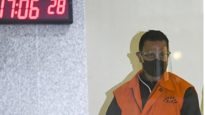 Setelah Diumumkan jadi Tersangka, Mensos Juliari Serahkan Diri dan Langsung Ditahan