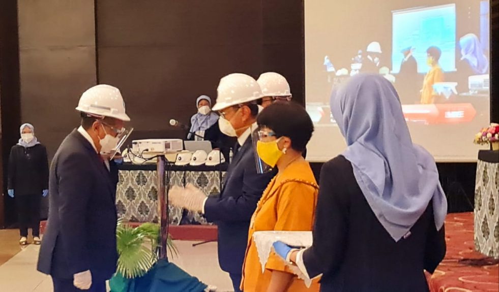 Wakil Rektor Universitas Gadjah Mada (UGM) Prof. Djagal Wiseso Marseno melantik Menteri Kelautan dan Perikanan Sakti Wahyu Trenggono dan Sekretaris Jenderal PDI Perjuangan Hasto Kristiyanto setelah lulus dari program profesi insinyur/Ist