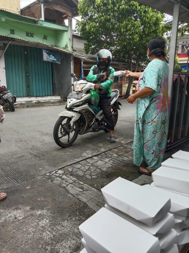 Ojek Online dan Kaum Duafa Dapat Nasi di Jumat Berkah