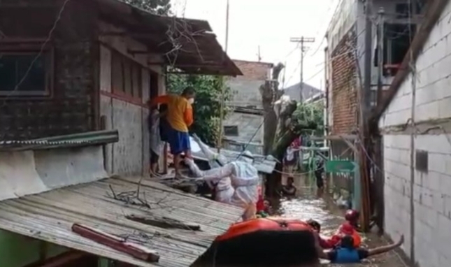 Aksi Heroik Petugas Evakuasi Warga Positif Covid-19 di Tengah Kepungan Banjir