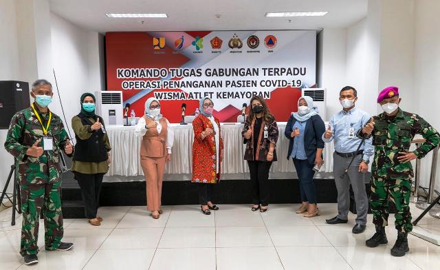 Apresiasi Nakes, bank bjb Serahkan 1.500 Jersey dan 1.000 Topi ke Relawan Wisma Atlet