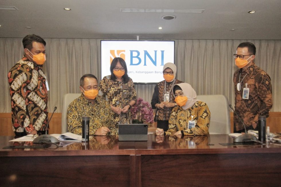 (Ki-Ka) Direktur Treasury dan International BNI Henry Panjaitan, Direktur Utama BNI Royke Tumilaar, Direktur Keuangan BNI Novita Widya Anggraini, Direktur Bisnis Konsumer BNI Corina Leyla Karnalies, Wakil Direktur Utama BNI Adi Sulistyowati, dan Direktur Corporate Banking BNI Silvano Rumantir pada Public Expose BNI Tahun 2020 di Jakarta, Jumat (29 Januari 2021). (Dok BNI)