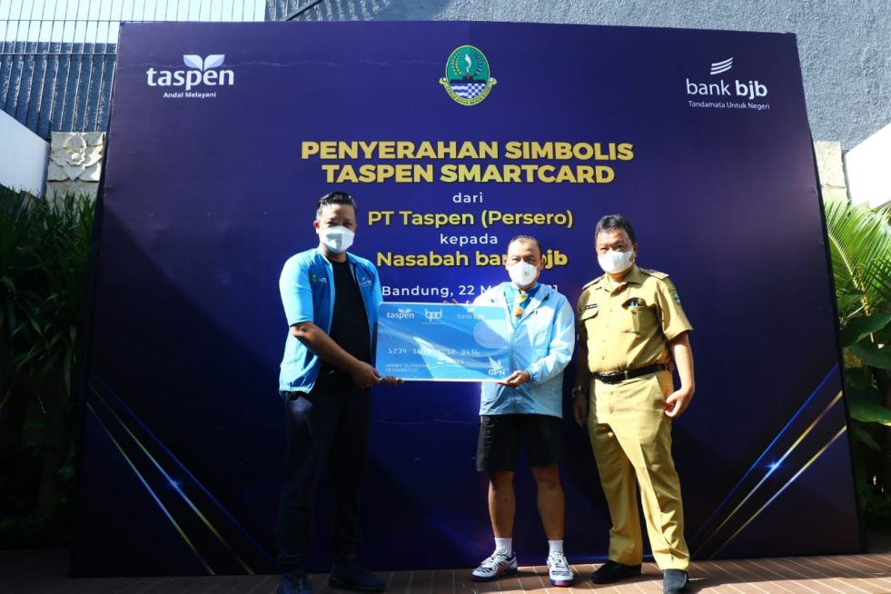 Permudah Akses, PT Taspen Serahkan Taspen Smartcard Pada Nasabah bjb