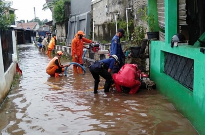 Tembok yang Roboh di Jagakarsa Mulai Dievakuasi