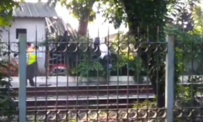 Geger, Seorang Kakek Tewas Tersangkut di Pagar Jalur Kereta Api
