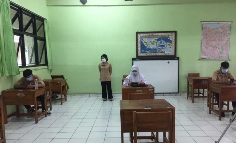 Hari Pertama PTM, Siswa di DKI Ikuti Ujian PAT