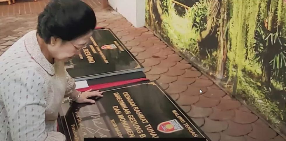 Megawati Resmikan Jalan Ir Soekarno di Maluku Tengah