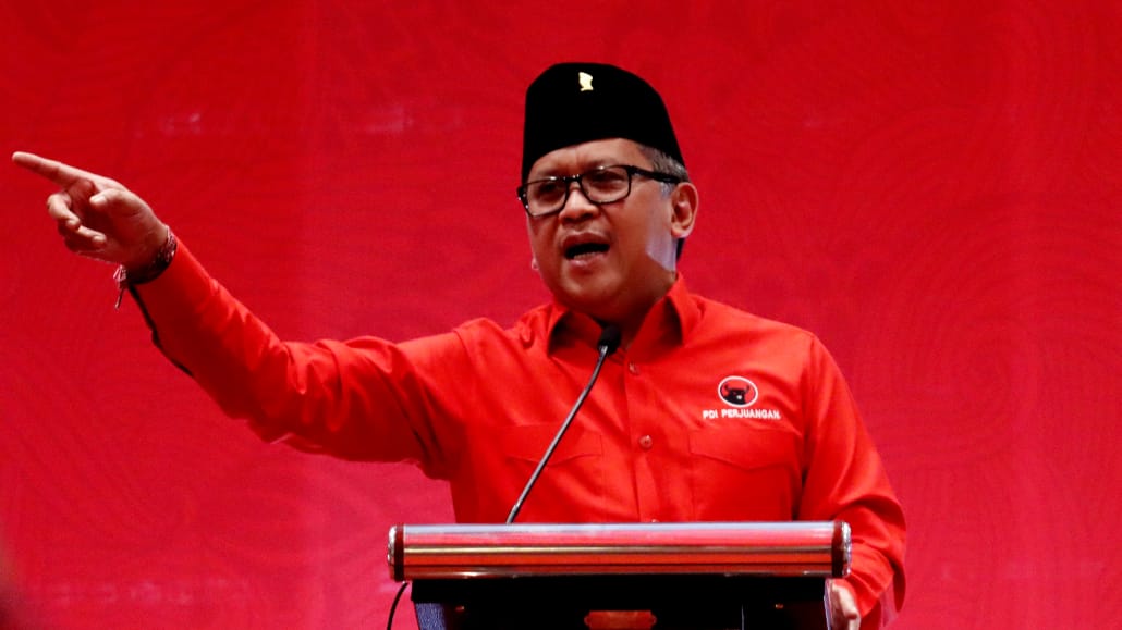 Ultah ke-55, Hasto Diberi Buku Politik Membangun Peradaban