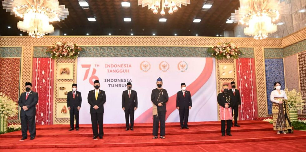 Busana Adat Jokowi dan Puan Mengusung Kesatupaduan