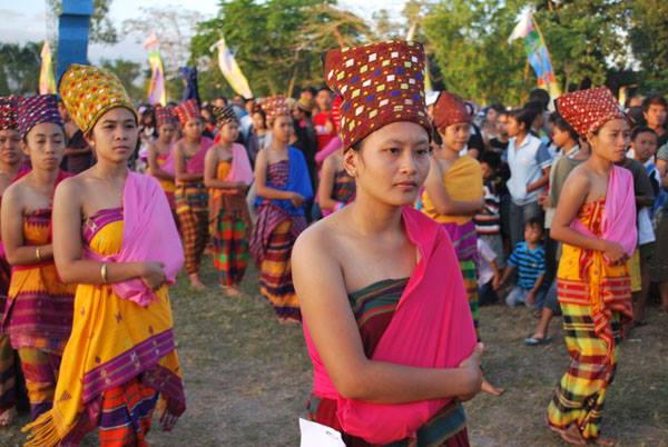 Jong Bayan: Penutup Kepala Perempuan Khas Lombok Utara NTB