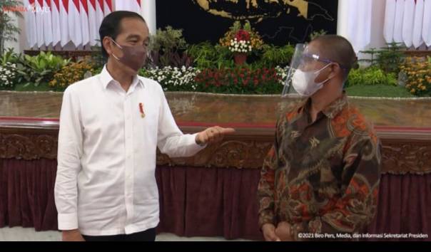 Bentangkan Poster Kritikan di Jalan, Suroto Diperlakukan Jokowi Begini di Istana