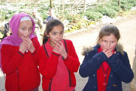 Anak-anak di desa Kuskoy, Giresun, Turki mempelajari bahasa bersiul di sekolah mereka (Foto ICH UNESCO)