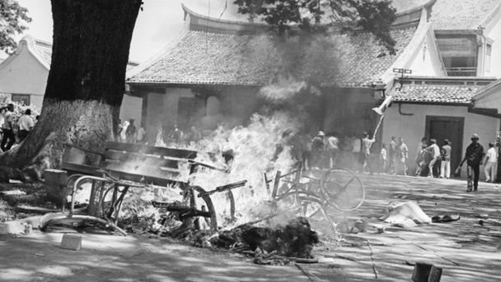 Massa membakar universitas Res Publica di Grogol pada Oktober 1965 (Sumber: Getty Images melalui tempo.co)
