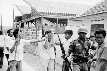 Mahasiswa keturunan Tionghoa dipukuli massa pasca G30 S 1965 (Sumber: Getty Images melalui tempo.co)
