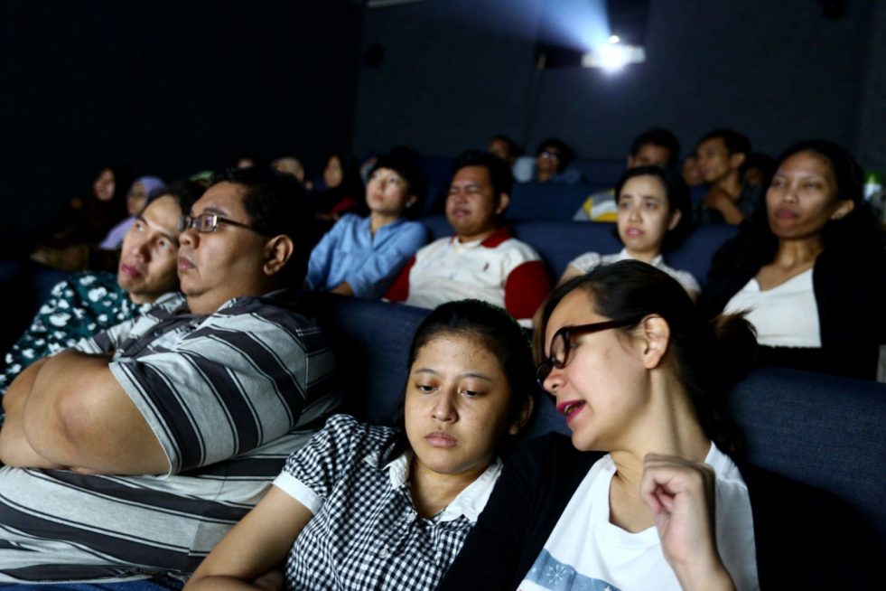 “Menonton” Film ala Tunanetra dengan Bioskop Bisik