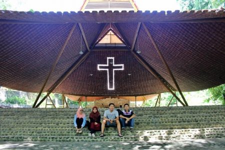 Tampak depan bangunan pada umumnya di Gereja Pohsarang 