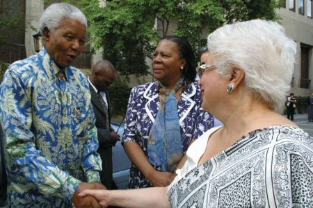 Nelson-Mandela-dan -batik-Iwan-Tirta -