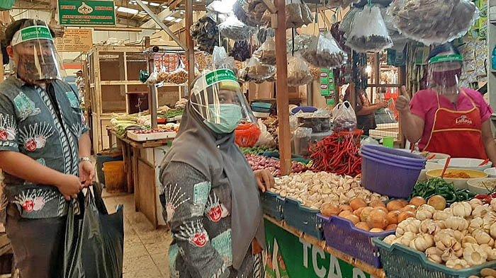 ang-pasar-pakai-face-shield