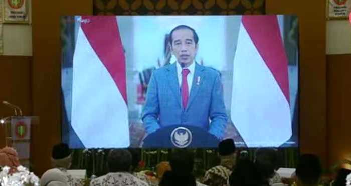 Presiden Joko Widodo (Jokowi) memberikan sambutan di Peringatan HUT Ke-76 Persatuan Guru Republik Indonesia (PGRI), Sabtu (27/11)
