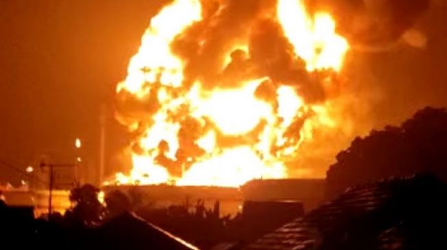Foto kebakaran di kilang pertamina Cilacap, Jawa Tengah - Suara