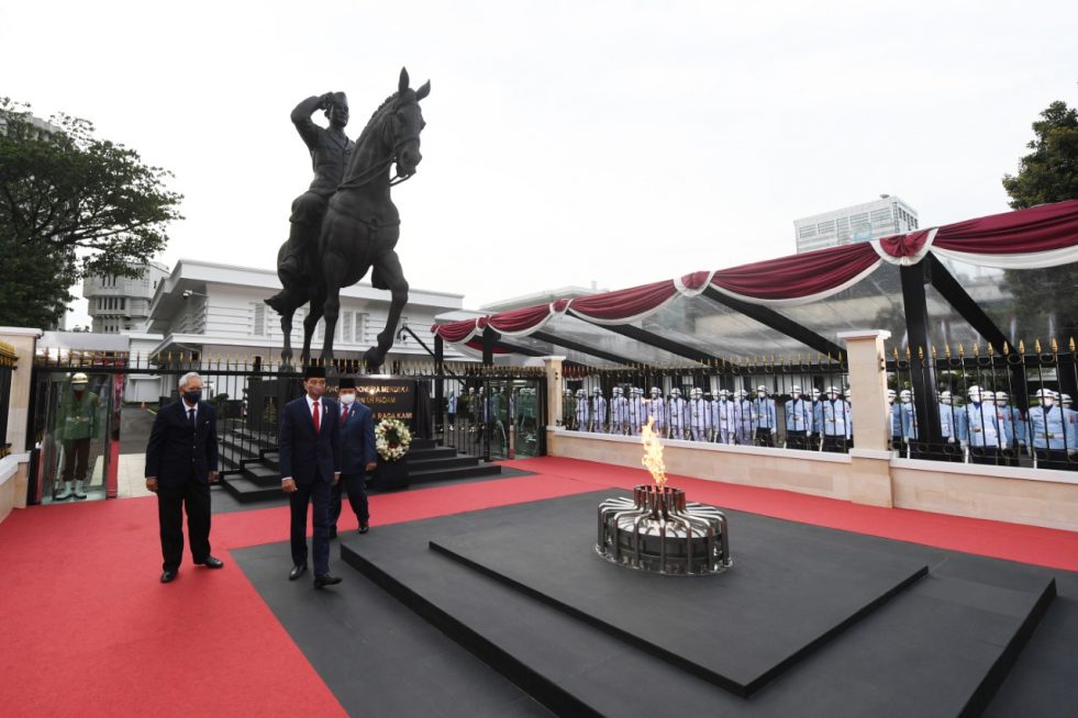 Tugu Api Indonesia Merdeka Tidak Pernah Padam