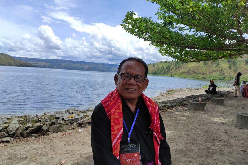 Maestro musik suku Karo Timbangen Pariangin-angin (69) di Festival Musik Tradisi Danau Toba, Sumatera Utara, beberapa waktu lalu. (ANTARA/Indriani)