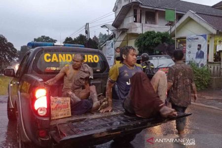 Evakuasi korban letusan Gunung Semeru - Antara