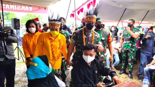 Panglima TNI Kunjungi Vaksinasi di Papua - Ringpapua