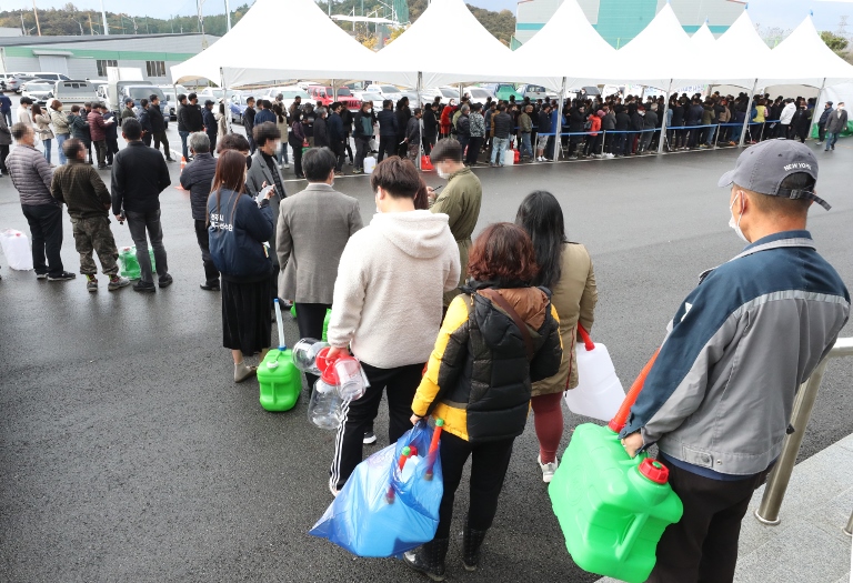 Warga mengantre untuk membeli cairan urea di Iksan, 180 kilometer selatan Seoul. Larutan air urea adalah cairan utama yang digunakan pada kendaraan diesel untuk mengurangi emisi. - Heraldm