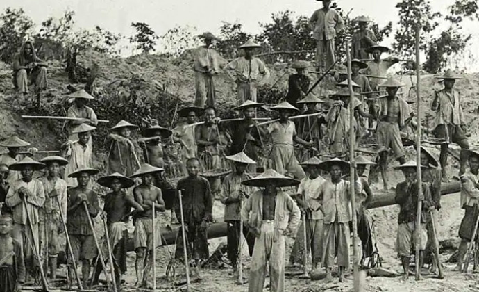 Pekerja tambang timah di Belitung pada era Kolonialisme Belanda - bhpbilliton