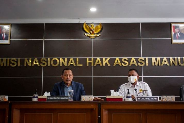 Ketua Komnas HAM Ahmad Taufan Damanik (kiri) bersama Komisioner Komnas HAM Mohammad Choirul Anam (kanan) menyampaikan paparan tim penyelidikan Komnas HAM atas peristiwa Karawang di Jakarta, Jumat (8/1/2021). Kompas