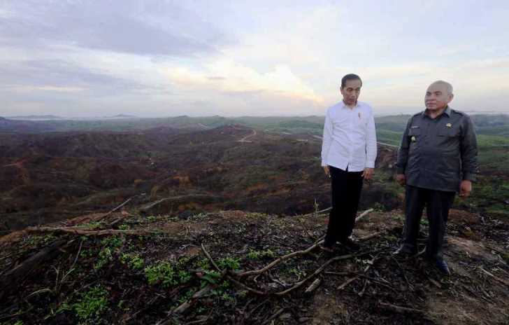 Presiden Joko Widodo bersama dengann Gubernur Kalimantan Timur Isran Noor, saat meninjau lokasi rencana ibu kota baru di Sepaku, Penajam Paser Utara, Kalimantan Timur, Selasa (17/12/2019). - Setpres