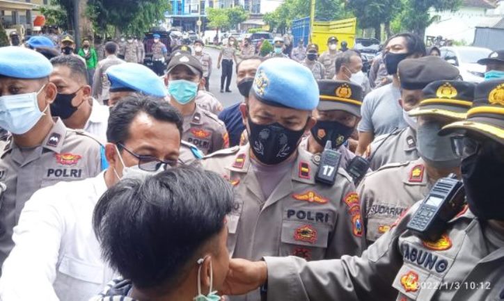 Aparat kepolisian menghadang warga pakel - kabartrenggalek