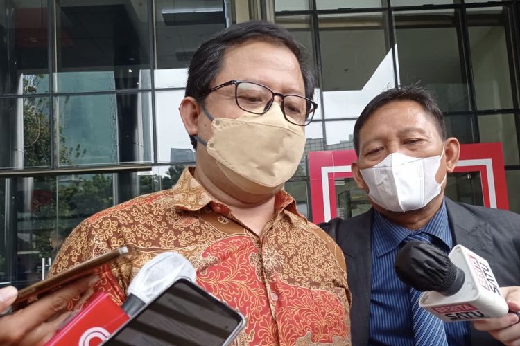 Dosen Universitas Negeri Jakarta (UNJ) yang juga aktivis 98, Ubedilah Badrun di Gedung Merah Putih KPK, Jakarta, Senin (10/1/2022).(Irfan Kamil) - Kompas