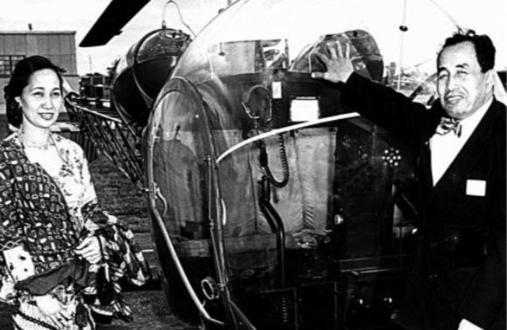 Ani Idrus bersama Mohammad Said saat diundang pemerintah dalam penyerahan helikopter buatan Amerika Serikat di Bandung pada 1957. Sumber: Waspada, 10 Januari 2016