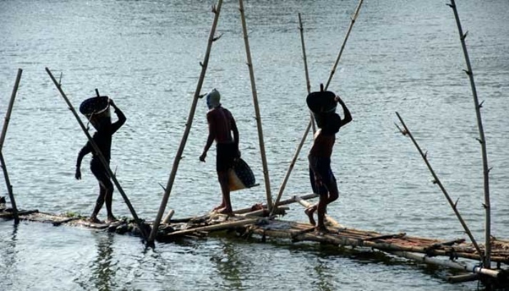 Penambang tradisional meniti jembatan bambu sambil mengangkat keranjang pasir di Sungai Brantas, Kel. Banda Lor, Kediri, Jawa Timur - ANTARA