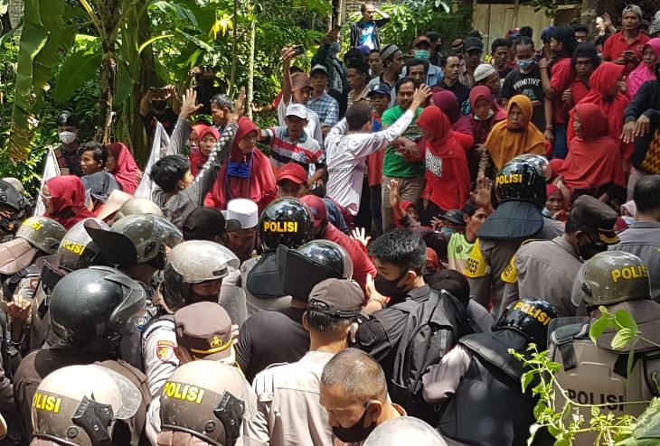 Ratusan warga Desa Wadas, Purworejo memblokade akses jalan dan menolak pertambangan material Bendungan Bener. Aksi ini berakhir bentrok antar kedua pihak. /Foto: BERITA DIY / Bagus Aryo Wicaksono