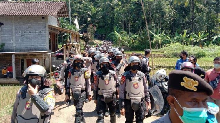 Pengerahan pasukan saat pengukuran lahan di Desa Wadas - CNN