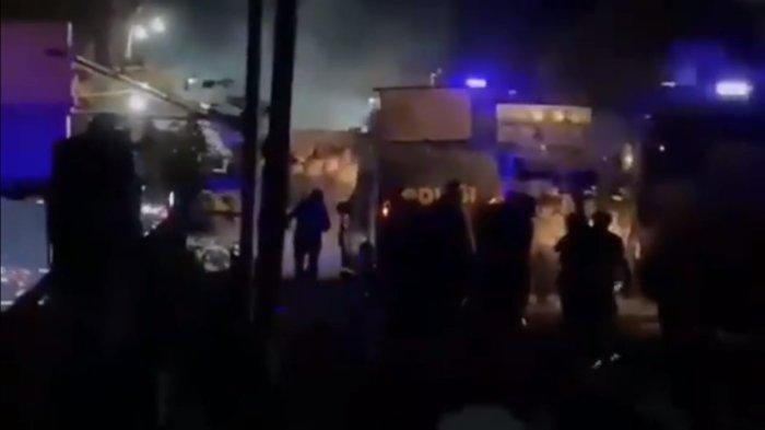 Aparat bersenjata lengkap dan meriam air dikerahkan untuk menghadapi pengunjuk rasa di Parigi Moutong, Sulawesi tengah 12 Februari 2022 - Tribun