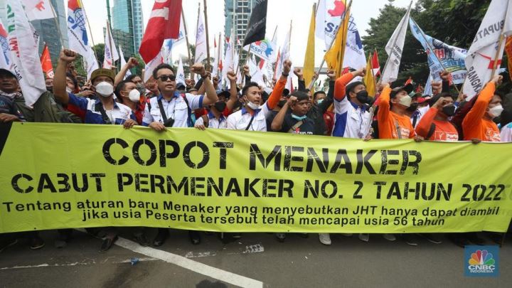 Aksi unjuk rasa buruh menolak Permenaker Nomor 2 Tahun 2022 - Detik